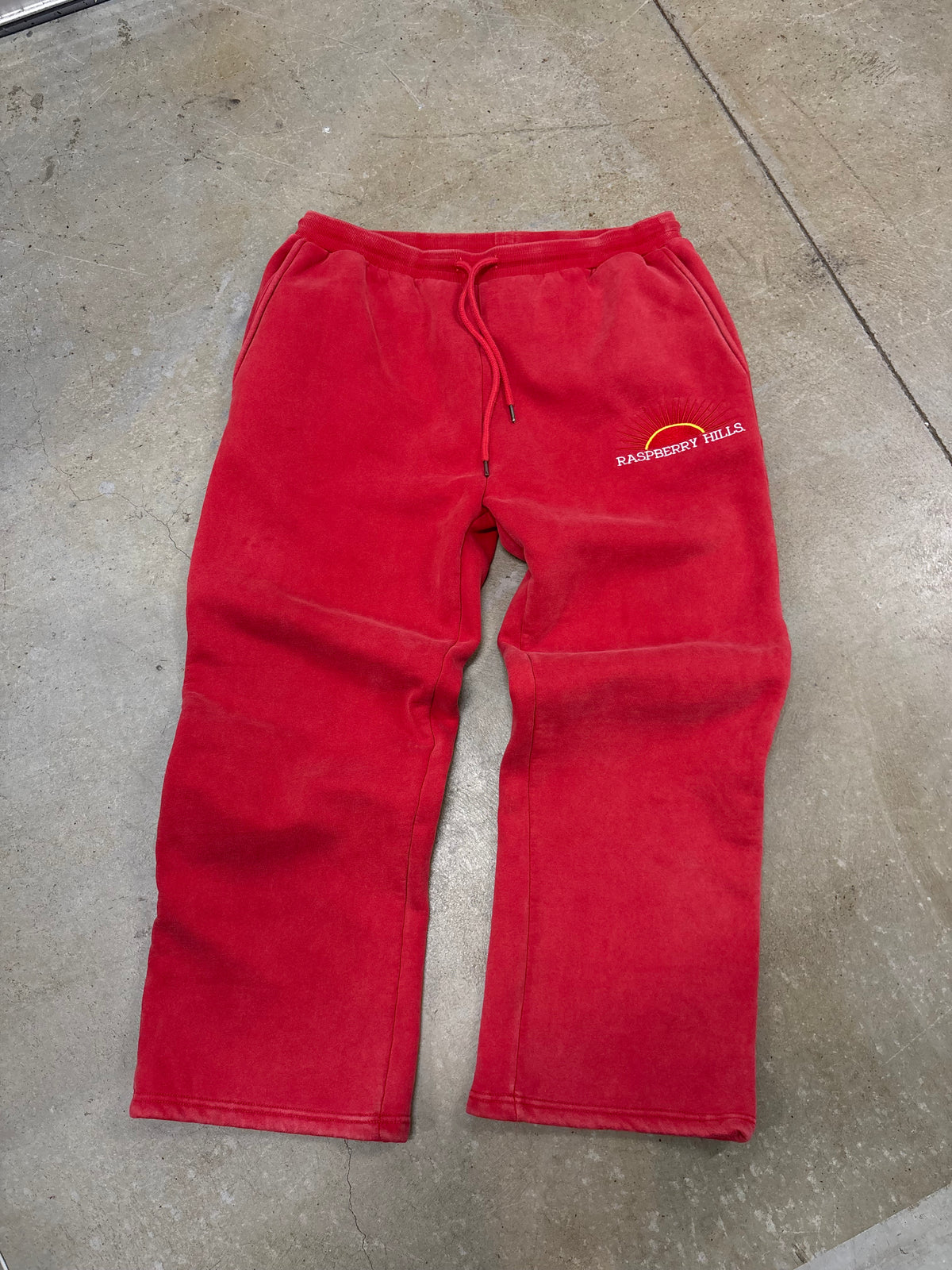 Size M - Gv Gallery Raspberry Hills Sweatpants