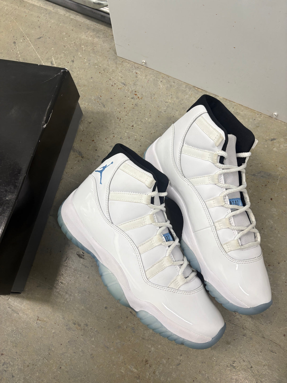 Size 9 - Jordan 11 Retro Legend Blue 2024