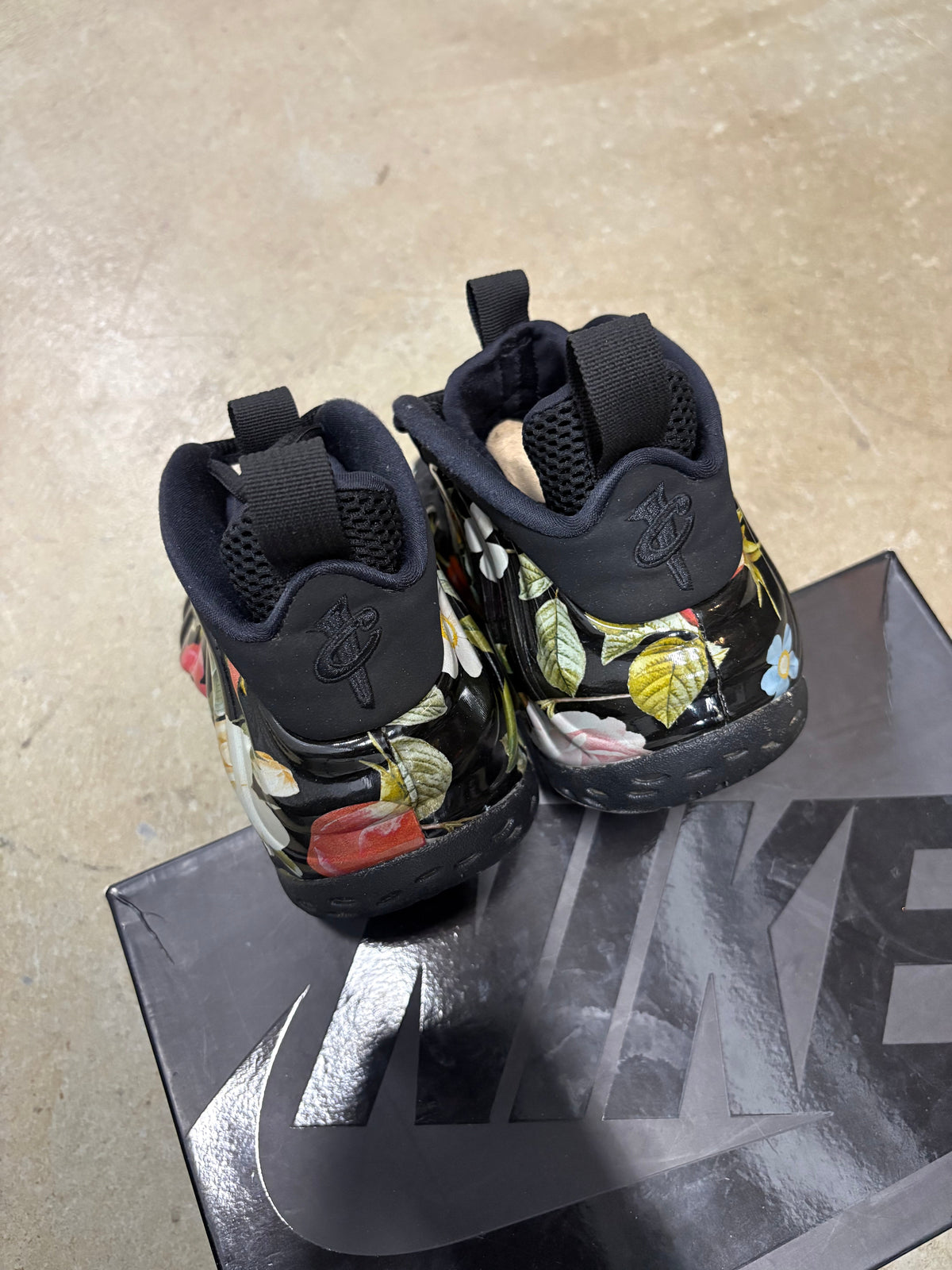 Size 8.5M - Nike Foamposite One Floral
