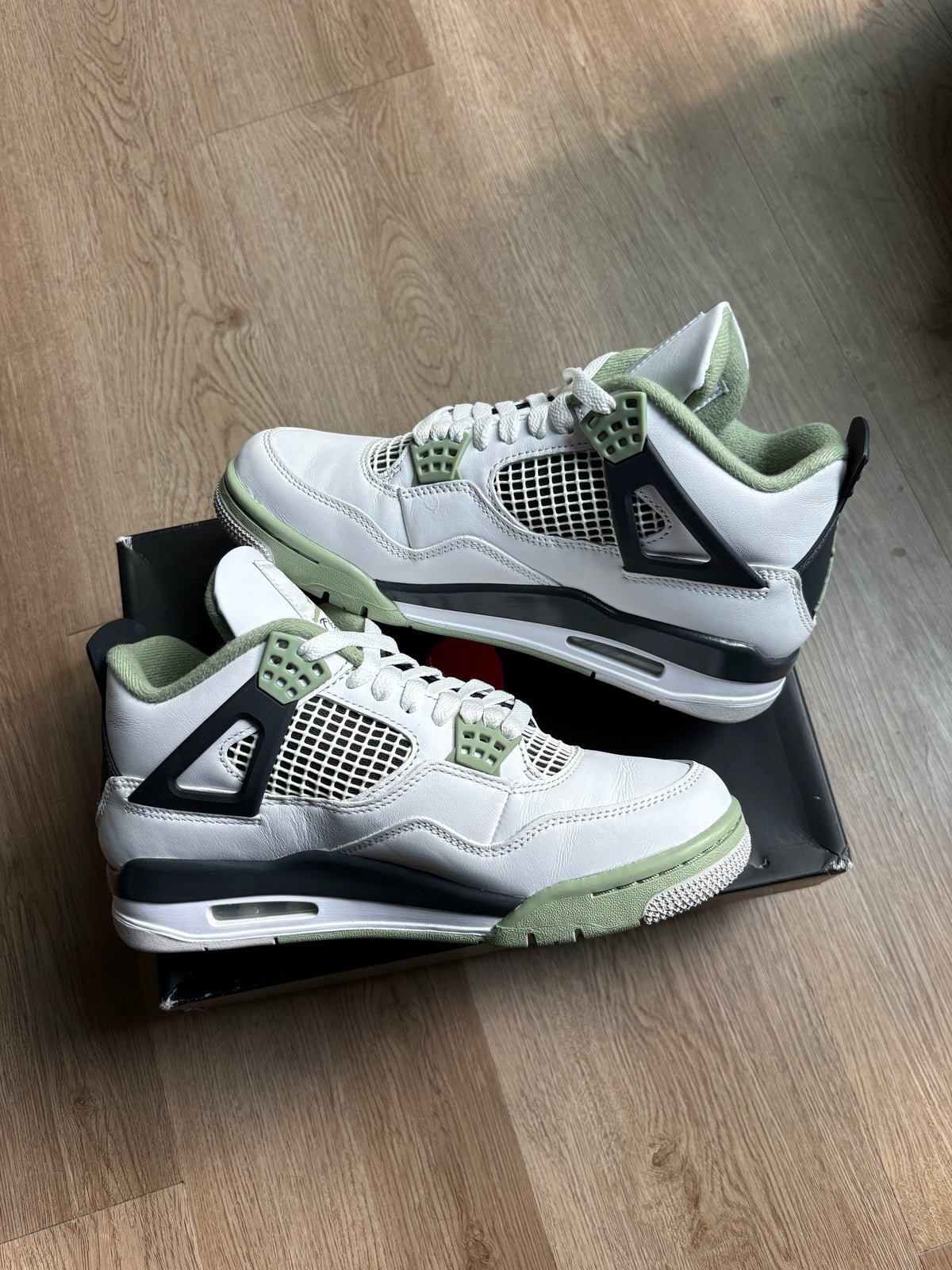 Size 6y - Jordan 4 Retro Seafoam